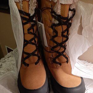 NWT tall Snowboots faux fur trim beige and black